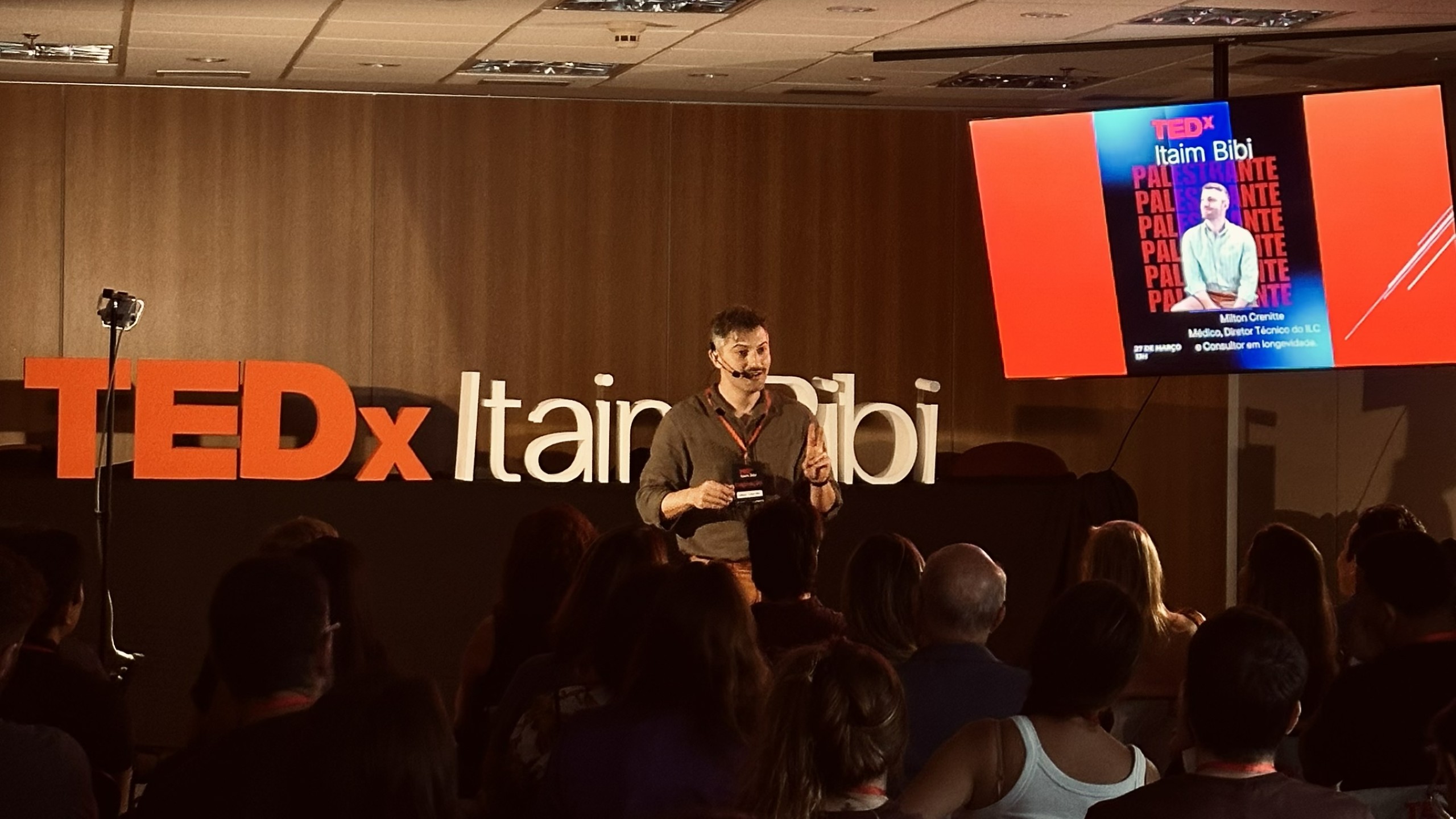 Dr. Milton Crenitte palestrando no TEDx